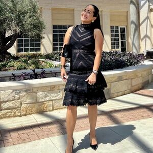 ALICE + OLIVIA - beautiful lace dress.  Super sexy, stunning!🤩🤩🤩